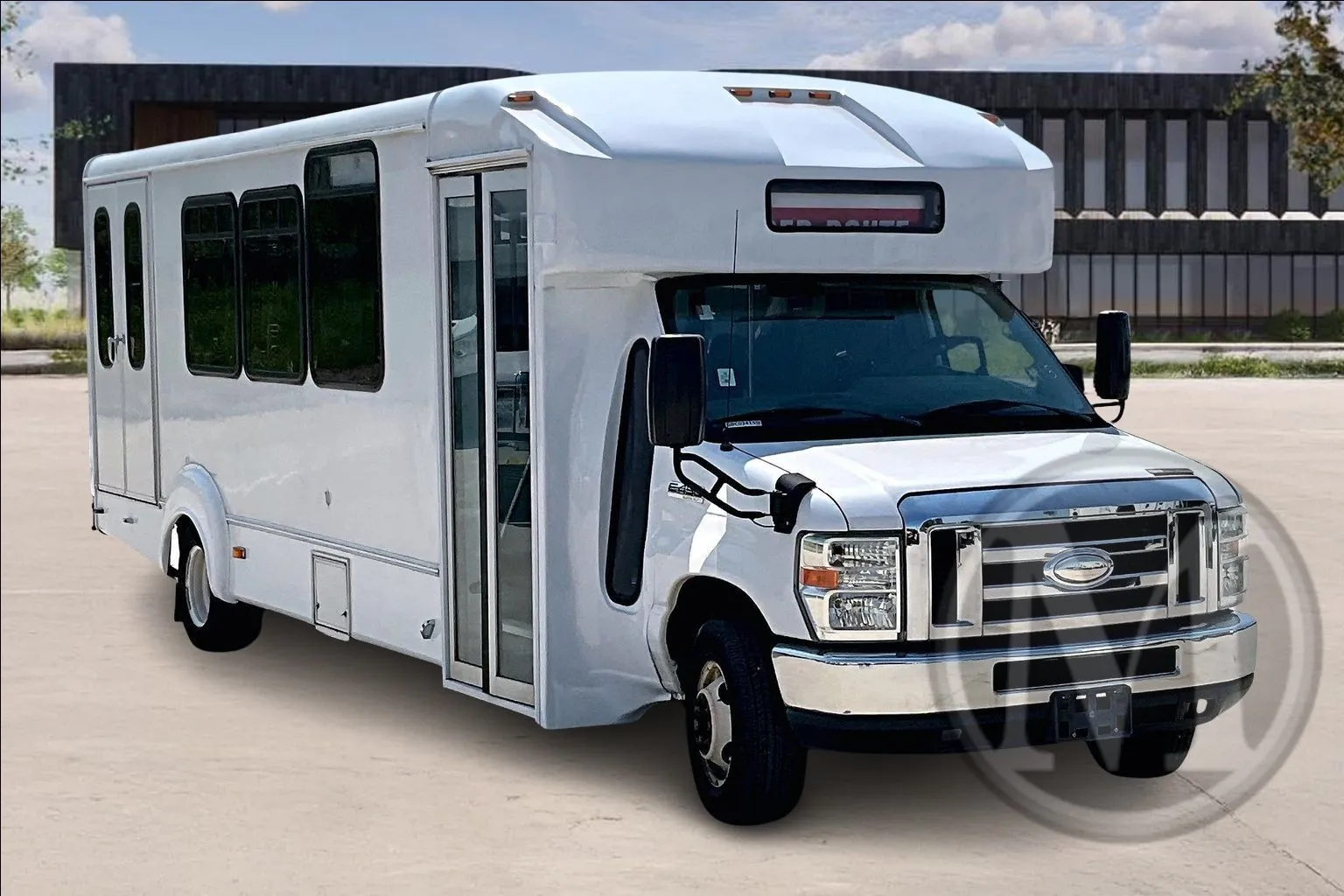 White 2016 Ford E450 for sale in Kansas City, MO