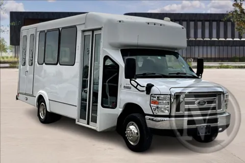 White 2019 Ford E350 E-350 SD for sale in Kansas City, MO