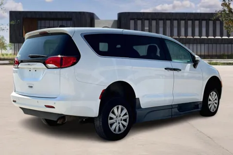 More photos of 2020 Chrysler VOYAGER L at Master's Transportation - Kansas City, MO