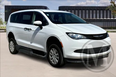 White 2020 Chrysler VOYAGER L for sale in Kansas City, MO