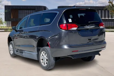 More photos of 2021 Chrysler VOYAGER LX at Master's Transportation - Kansas City, MO
