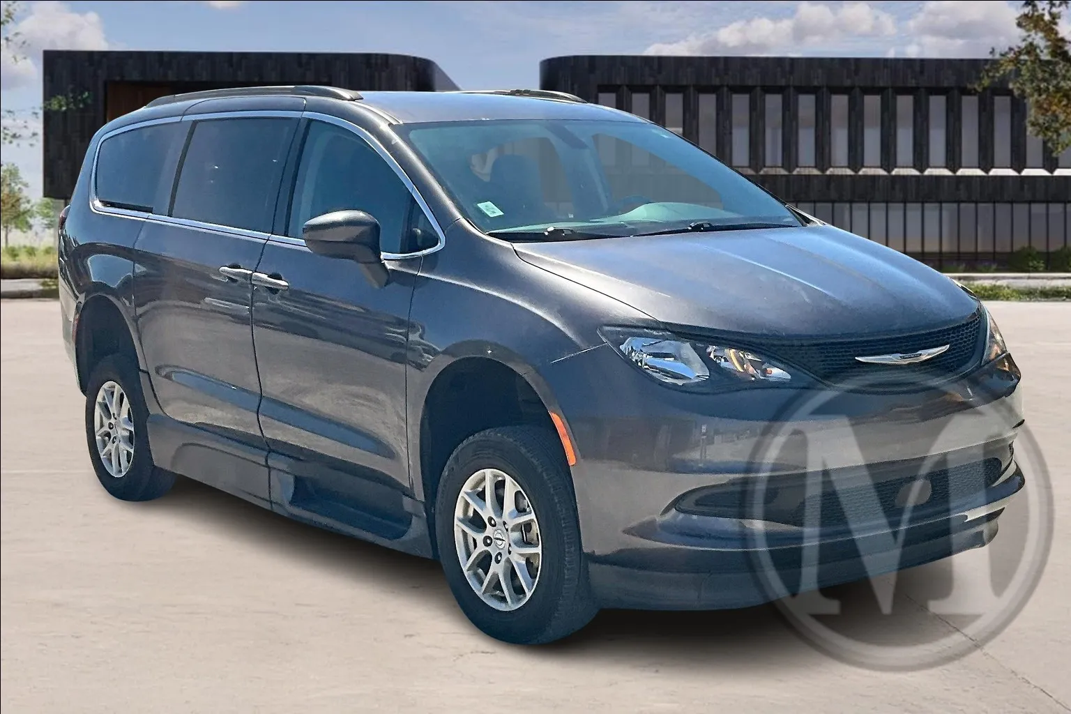 2021 Chrysler Voyager's photo