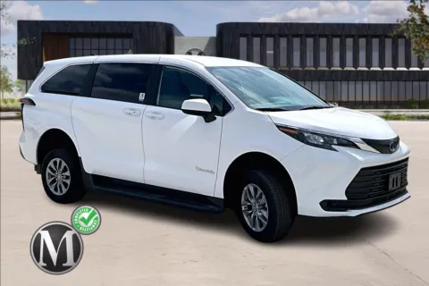 White 2025 Toyota SIENNA LE 8-Passenger for sale in Kansas City, MO