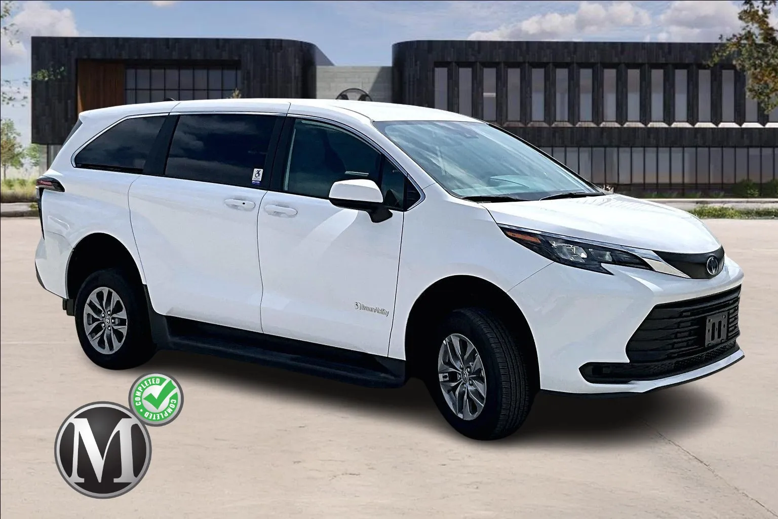 White 2025 Toyota SIENNA LE 8-Passenger for sale in Kansas City, MO