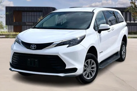 Another view of 2025 Toyota SIENNA LE 8-Passenger for sale in Kansas City, MO at Master's Transportation - Kansas City
