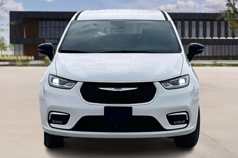 Photos of 2025 Chrysler VOYAGER LX for sale in Kansas City, MO at Master's Transportation - Kansas City