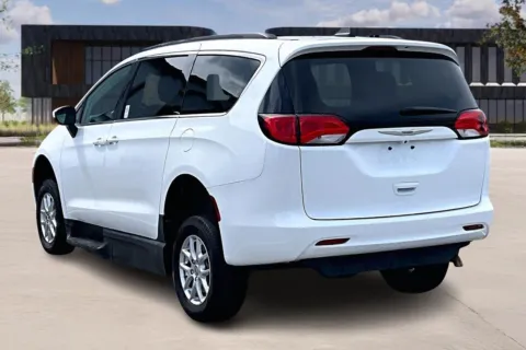 More photos of 2021 Chrysler VOYAGER at Master's Transportation - Kansas City, MO