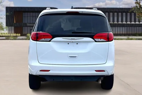 More photos of 2021 Chrysler VOYAGER at Master's Transportation - Kansas City, MO