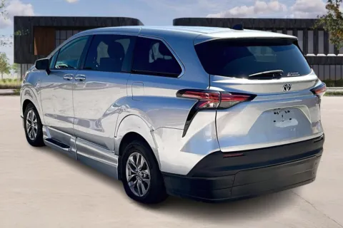 More photos of 2022 Toyota SIENNA at Master's Transportation - Kansas City, MO