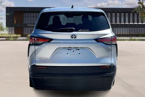 More photos of 2022 Toyota SIENNA at Master's Transportation - Kansas City, MO