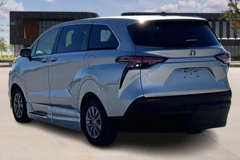 More photos of 2022 Toyota SIENNA at Master's Transportation - Kansas City, MO