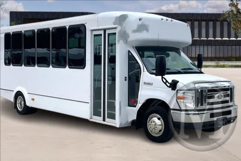 White 2019 Ford E450 for sale in Kansas City, MO