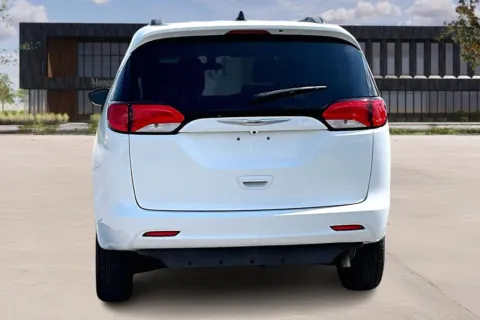 More photos of 2021 Chrysler VOYAGER at Master's Transportation - Kansas City, MO