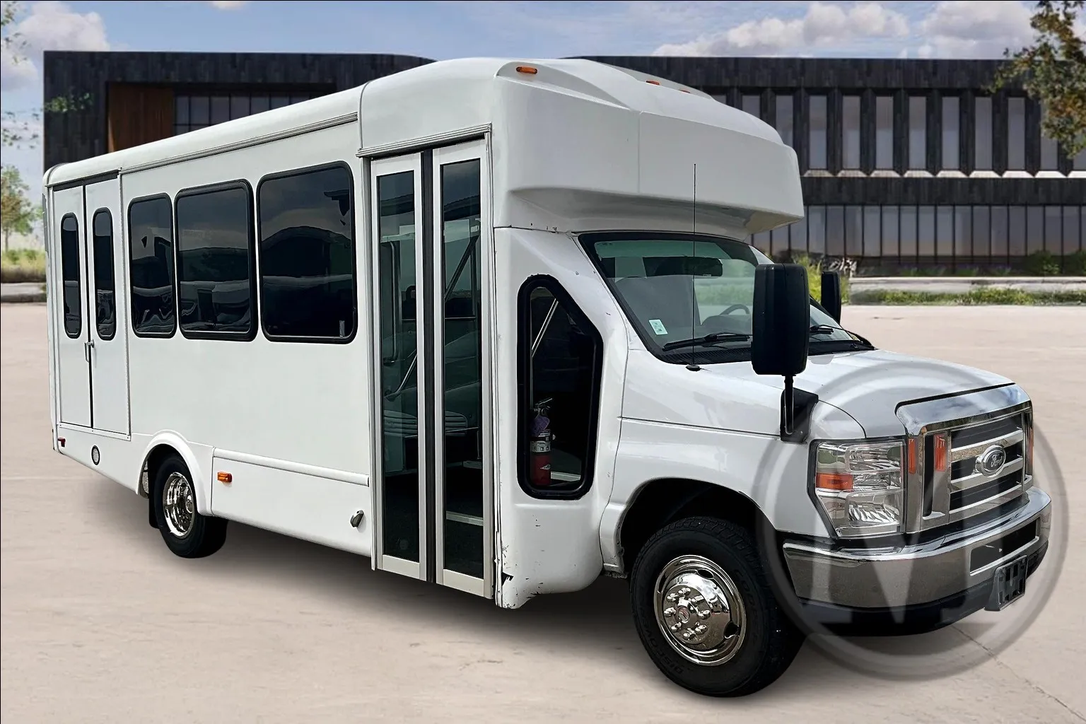 White 2019 Ford E350 for sale in Kansas City, MO