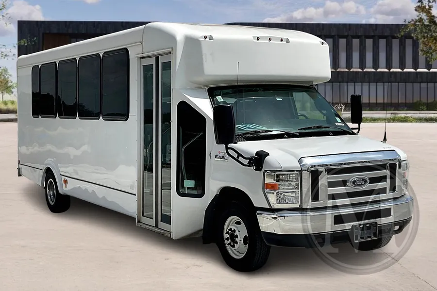 White 2019 Ford E450 for sale in Kansas City, MO
