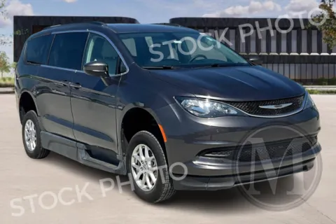Gray 2021 Chrysler VOYAGER for sale in Kansas City, MO