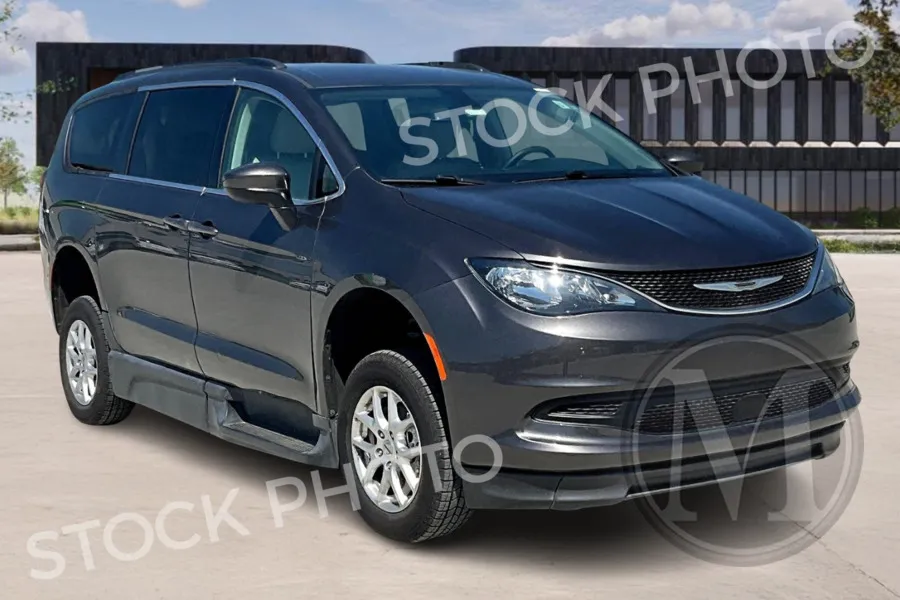 Gray 2021 Chrysler VOYAGER for sale in Kansas City, MO