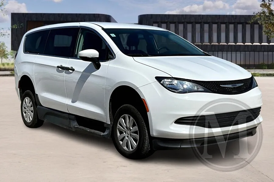 White 2020 Chrysler Voyager LX for sale in Kansas City, MO