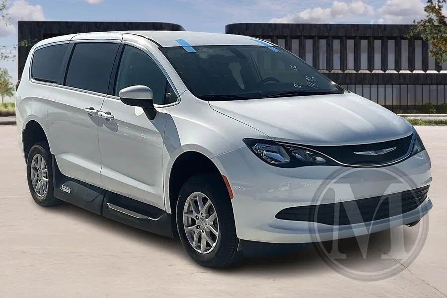 2020 Chrysler Voyager for sale in Kansas City, MO
