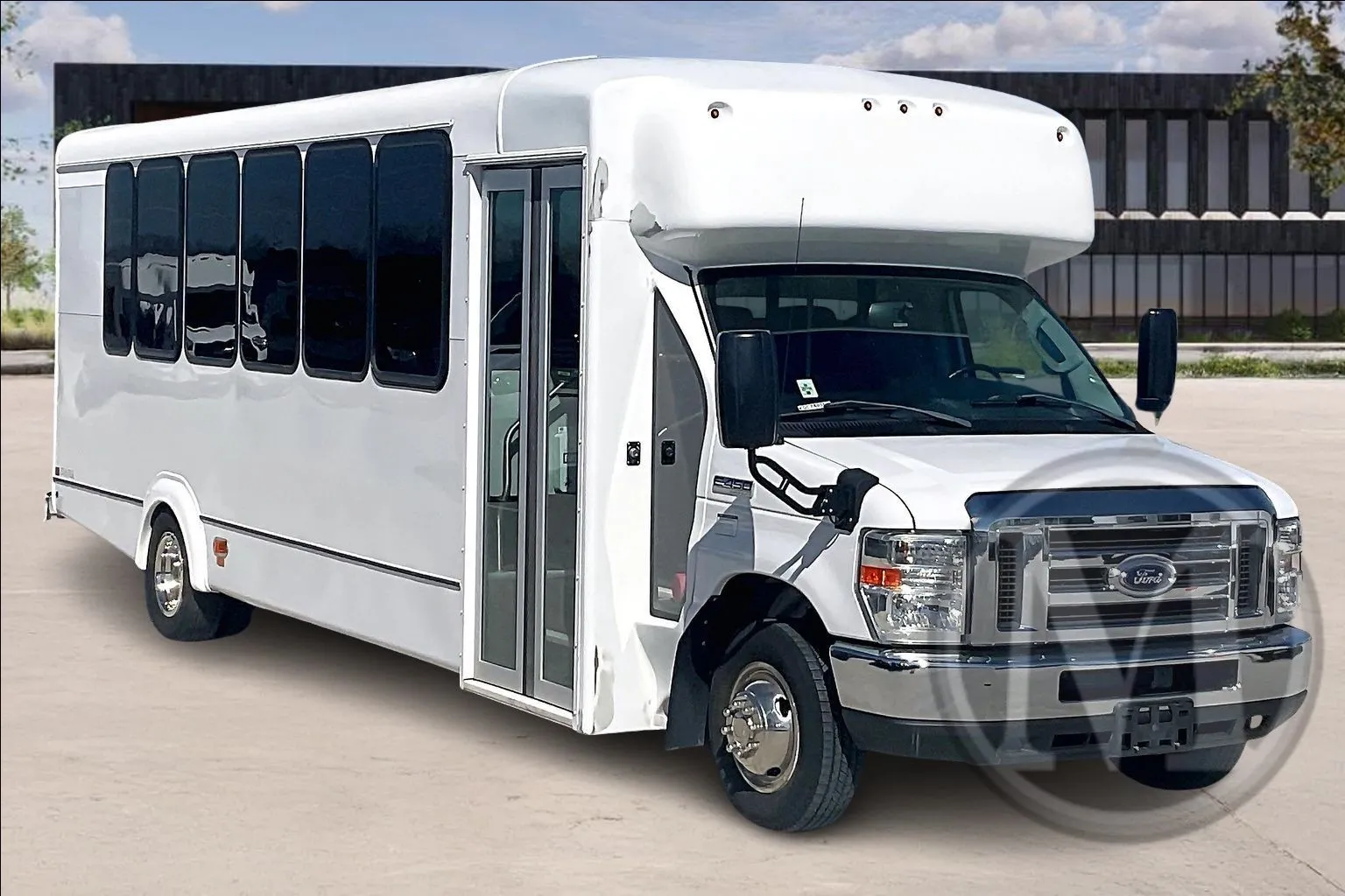 2019 Ford E-Series DRW E-450 Super Duty 158 in WB's photo
