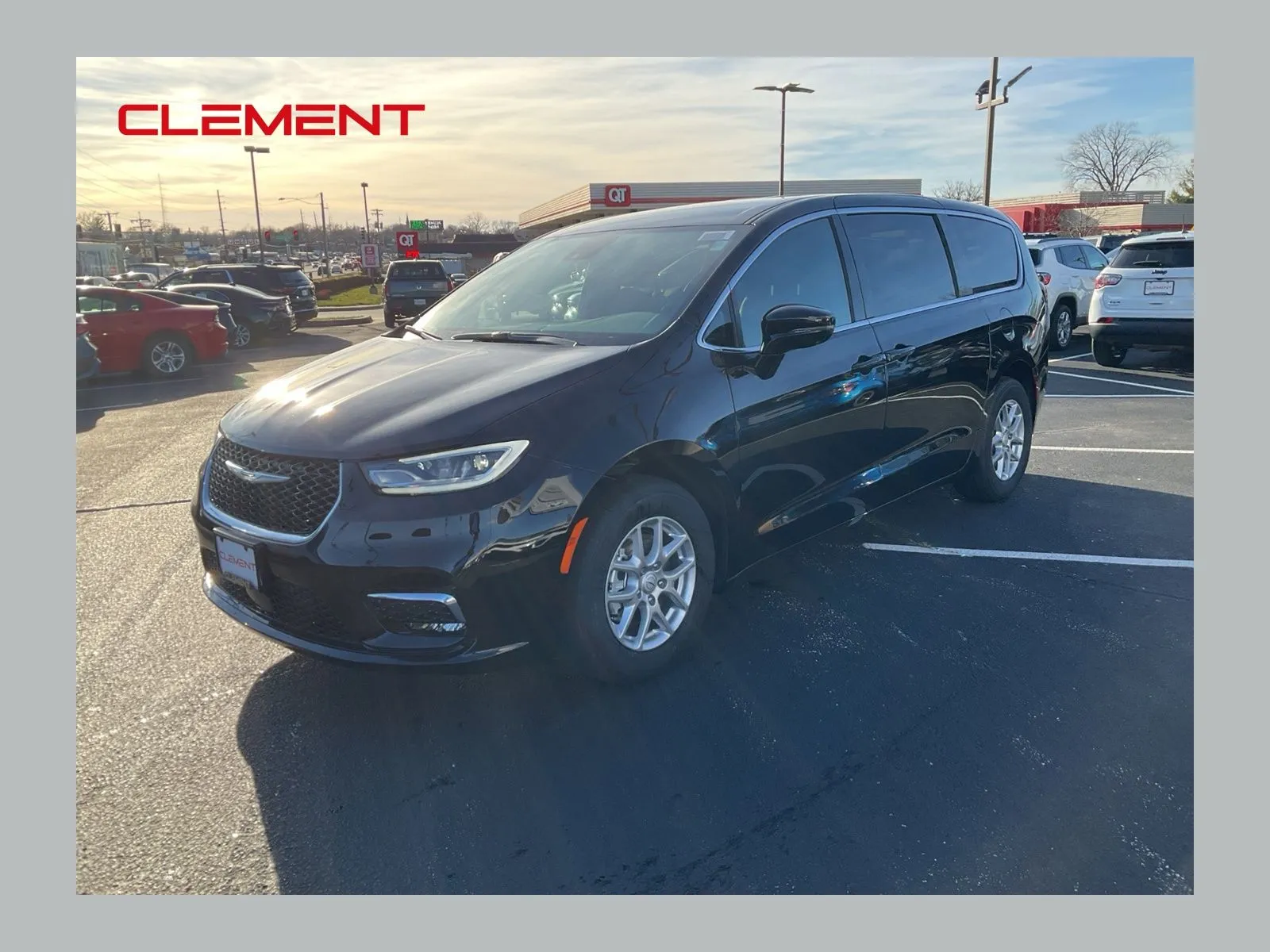 2026 Chrysler Pacifica Select's photo