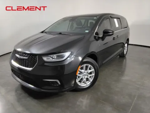 Black 2023 Chrysler Pacifica Touring L for sale in Florissant, MO