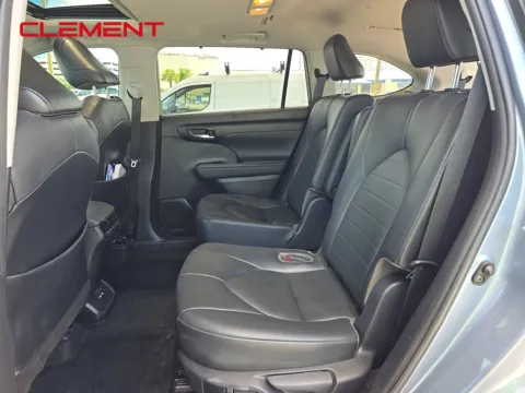 More photos of 2021 Toyota Highlander XLE at Clement Chrysler Dodge Jeep Ram Florissant, MO
