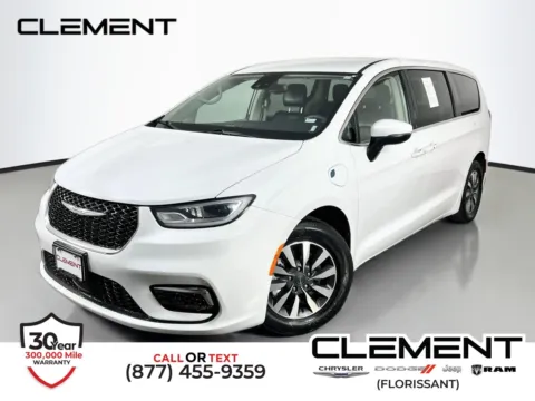White 2023 Chrysler Pacifica Hybrid Touring L for sale in Florissant, MO