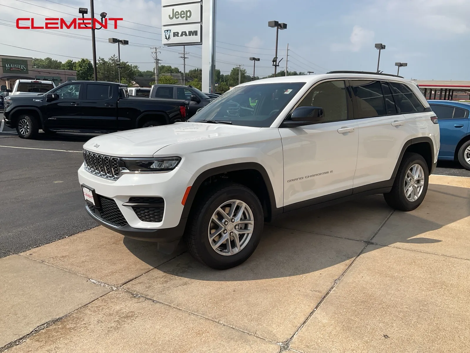 White 2025 Jeep Grand Cherokee Laredo X for sale in Florissant, MO