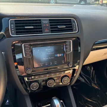 More photos of 2017 Volkswagen Jetta 1.8T SEL at Carmel Auto Gallery, IN