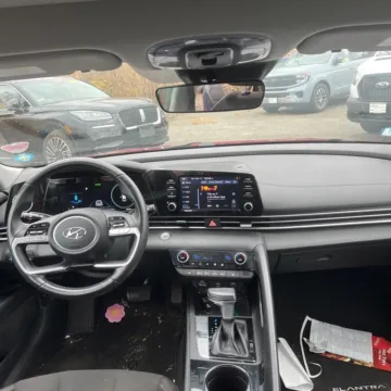 More photos of 2021 Hyundai Elantra SEL at Carmel Auto Gallery, IN
