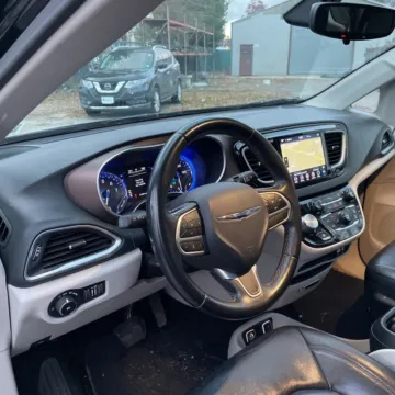 More photos of 2018 Chrysler Pacifica Touring L at Carmel Auto Gallery, IN