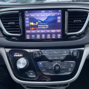 More photos of 2018 Chrysler Pacifica Touring L at Carmel Auto Gallery, IN