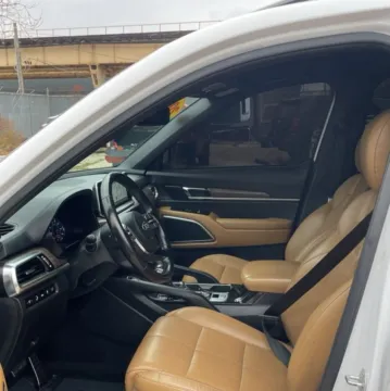 Photos of 2021 Kia Telluride SX for sale in Carmel, IN at Carmel Auto Gallery