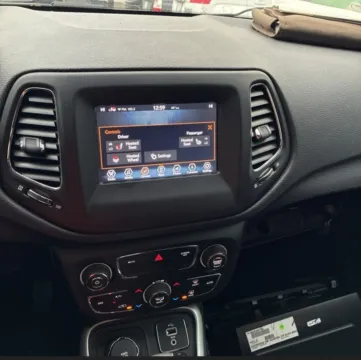 More photos of 2018 Jeep Compass Latitude at Carmel Auto Gallery, IN