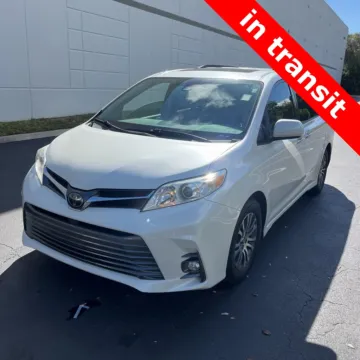 Red 2018 Toyota Sienna XLE for sale in Carmel, IN