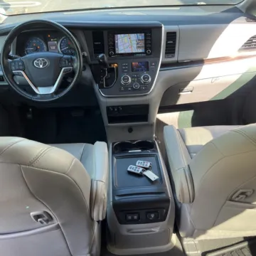 More photos of 2018 Toyota Sienna XLE at Carmel Auto Gallery, IN