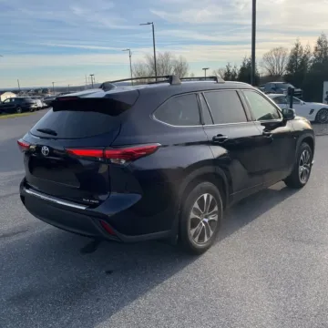 Another view of 2020 Toyota Highlander XLE for sale in Carmel, IN at Carmel Auto Gallery