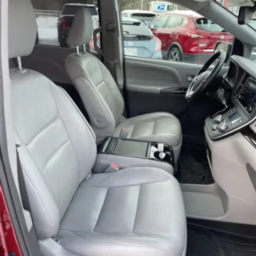 More photos of 2018 Toyota Sienna XLE at Carmel Auto Gallery, IN