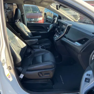 More photos of 2018 Toyota Sienna SE at Carmel Auto Gallery, IN