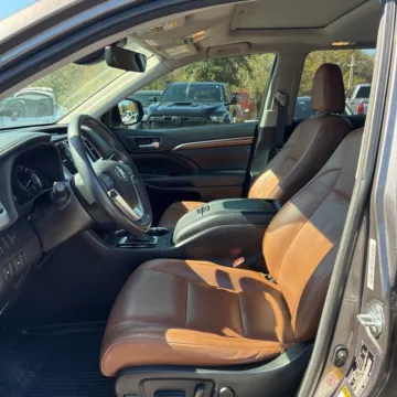 More photos of 2018 Toyota Highlander Hybrid Limited at Carmel Auto Gallery, IN