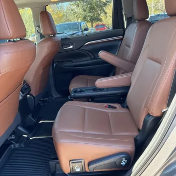 More photos of 2018 Toyota Highlander Hybrid Limited at Carmel Auto Gallery, IN