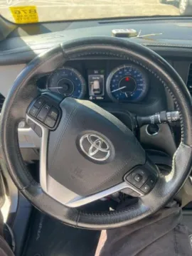 More photos of 2019 Toyota Sienna XLE at Carmel Auto Gallery, IN