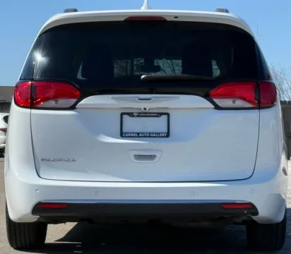 More photos of 2018 Chrysler Pacifica Touring L at Carmel Auto Gallery, IN