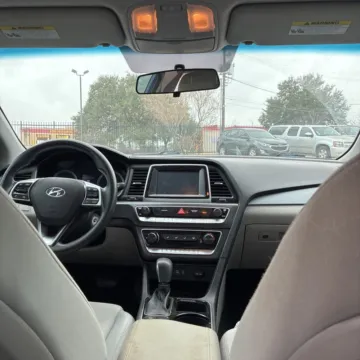 More photos of 2018 Hyundai Sonata SE at Carmel Auto Gallery, IN