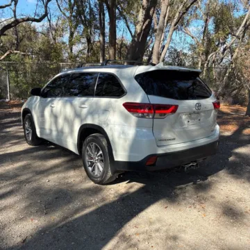 Photos of 2018 Toyota Highlander XLE for sale in Carmel, IN at Carmel Auto Gallery