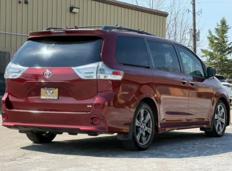 More photos of 2019 Toyota Sienna SE at Carmel Auto Gallery, IN