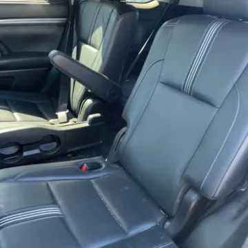 More photos of 2017 Toyota Highlander SE at Carmel Auto Gallery, IN