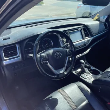 Another view of 2017 Toyota Highlander SE for sale in Carmel, IN at Carmel Auto Gallery