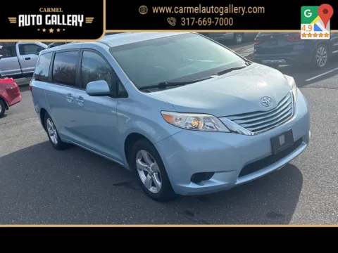 Blue 2017 Toyota Sienna L for sale in Carmel, IN